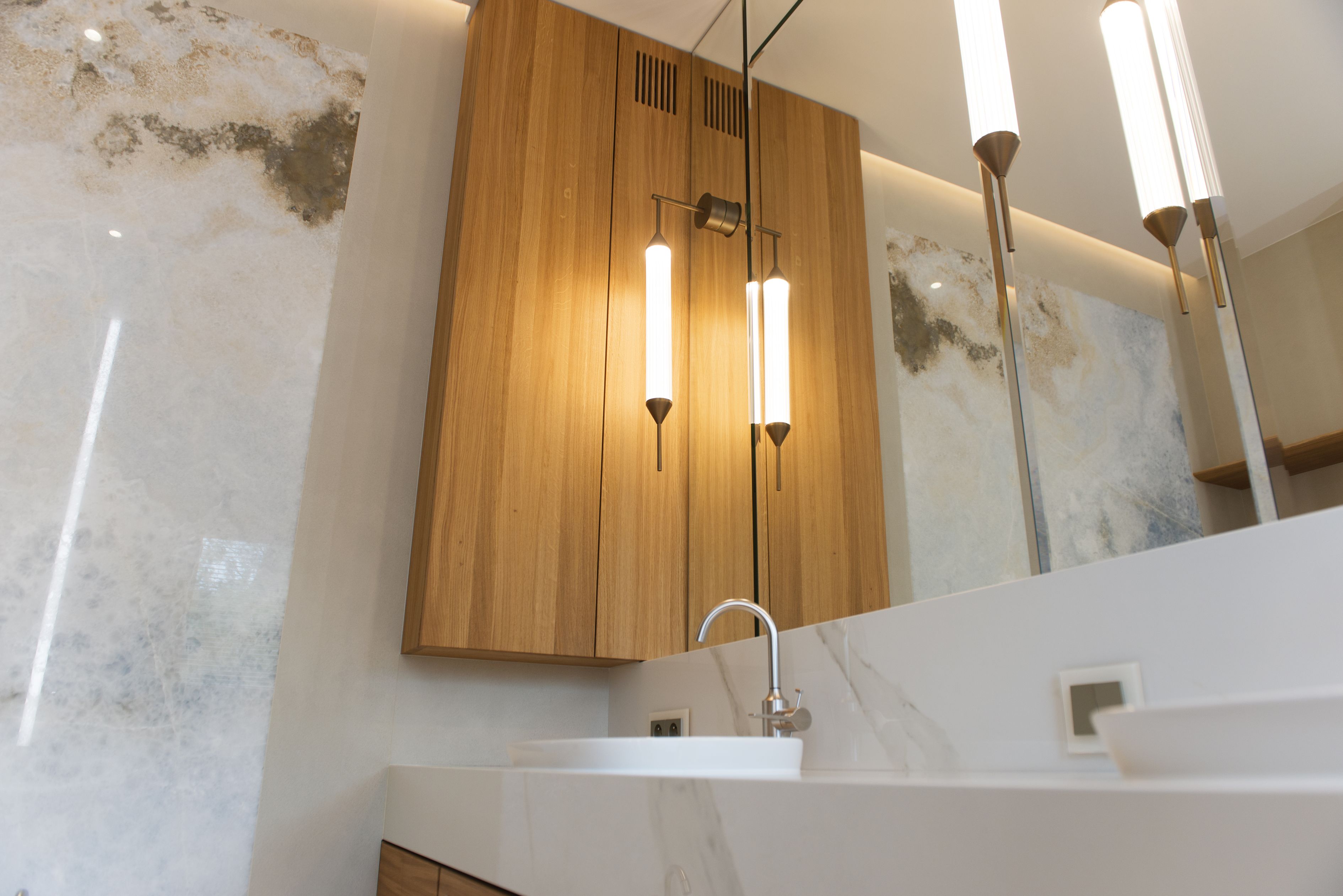 Dużo luster i okien oraz użyte przez nas barwy, sprawiają, że pokój kąpielowy jest jasny i przestronny.